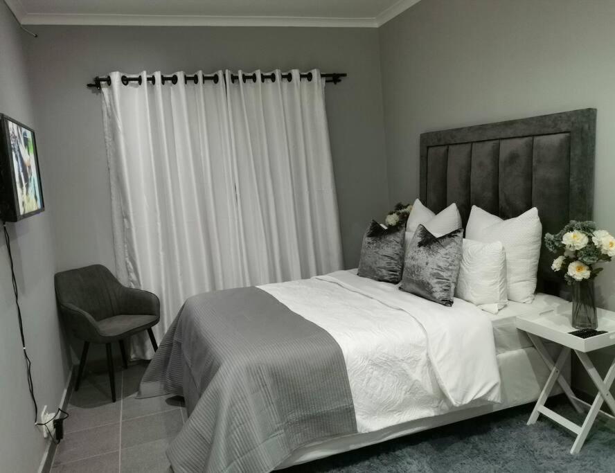 The Calm Corner Apartment Pinetown Bagian luar foto
